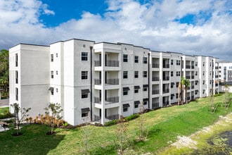 Estero Vista in Ft. Myers, FL - Foto de edificio - Building Photo