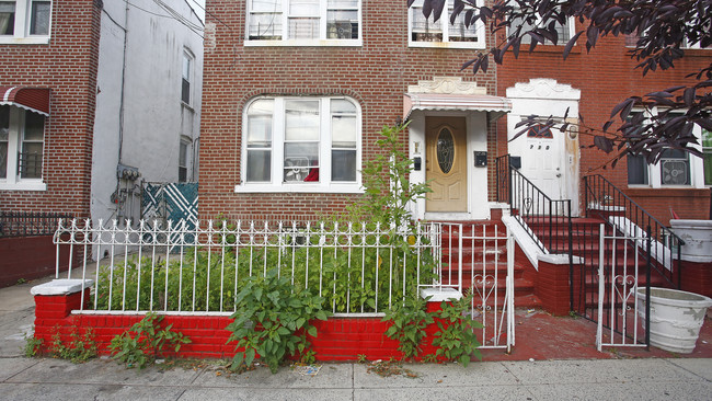 714 Logan St in Brooklyn, NY - Building Photo - Building Photo