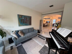 4908 SW 151st Ave in Davie, FL - Foto de edificio - Building Photo