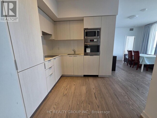 11 Wellesley St W in Toronto, ON - Building Photo - Building Photo