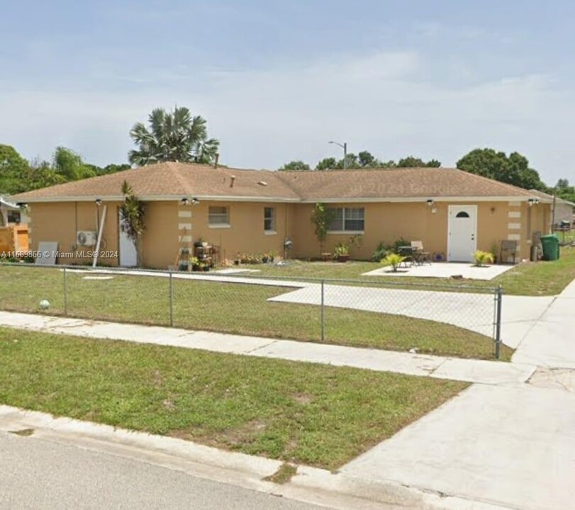 2707 Essex Ct in Fort Pierce, FL - Building Photo