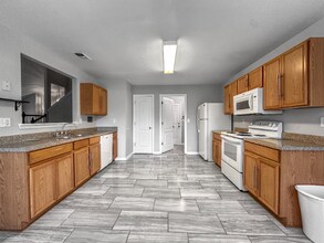195 Gross Lake Pkwy in Covington, GA - Building Photo - Building Photo