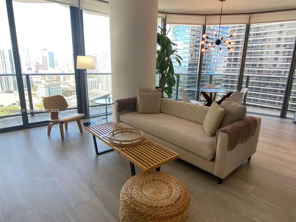 55 SW 9th St, Unit 3001 in Miami, FL - Foto de edificio