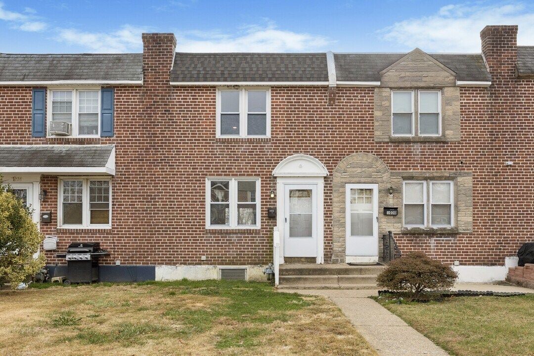 1032 Taylor Dr in Folcroft, PA - Building Photo