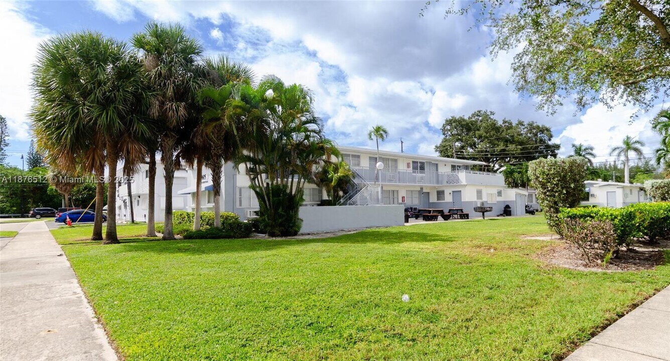 1605 NE 126th St in North Miami, FL - Building Photo