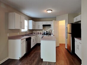 5826 Columbia Cir in Greenwood, IN - Foto de edificio - Building Photo