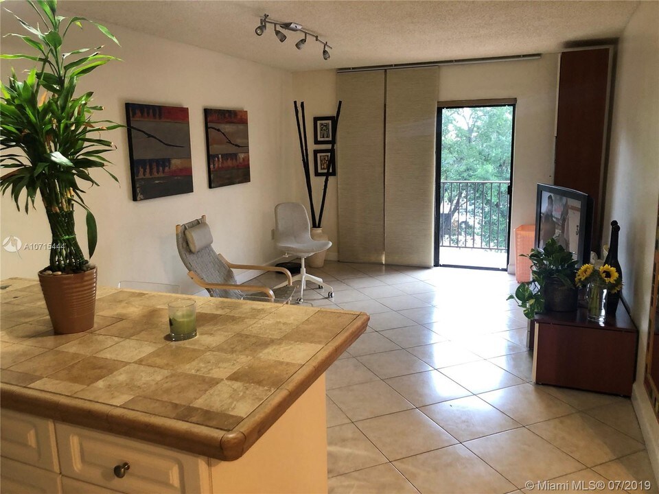 5825 W 25th Ct-Unit -303 in Hialeah, FL - Building Photo