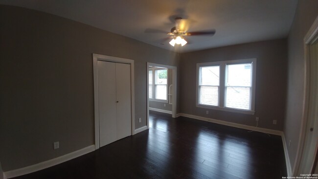 209 E Rosewood Ave, Unit Unit 4 in San Antonio, TX - Foto de edificio - Building Photo