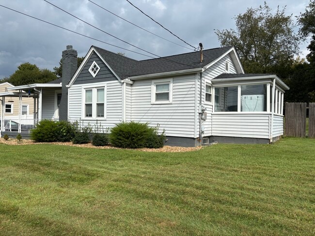 2459 Bradley St in Bristol, VA - Foto de edificio - Building Photo