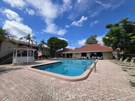 5242 NE 6th Ave, Unit D27 in Fort Lauderdale, FL - Building Photo