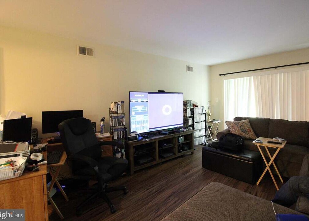 8502 Barrington Ct in West Springfield, VA - Building Photo