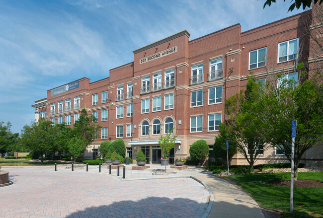 Charles River Landing in Needham, MA - Foto de edificio - Building Photo