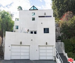 6835 Pacific View Dr in Los Angeles, CA - Building Photo