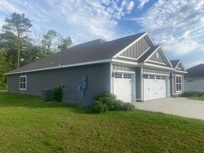 27 Manchester Dr in Crawfordville, FL - Building Photo - Building Photo