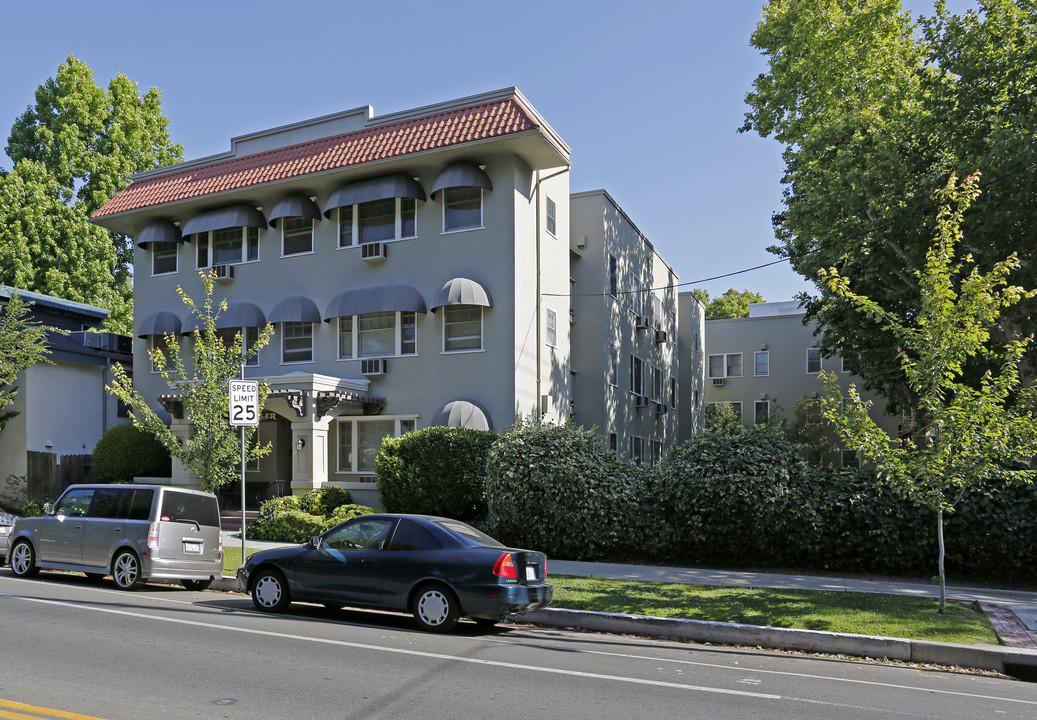 Crisler Apartments in Sacramento, CA - Foto de edificio