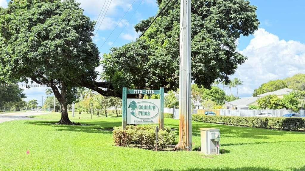 7175 Orange Dr in Davie, FL - Building Photo