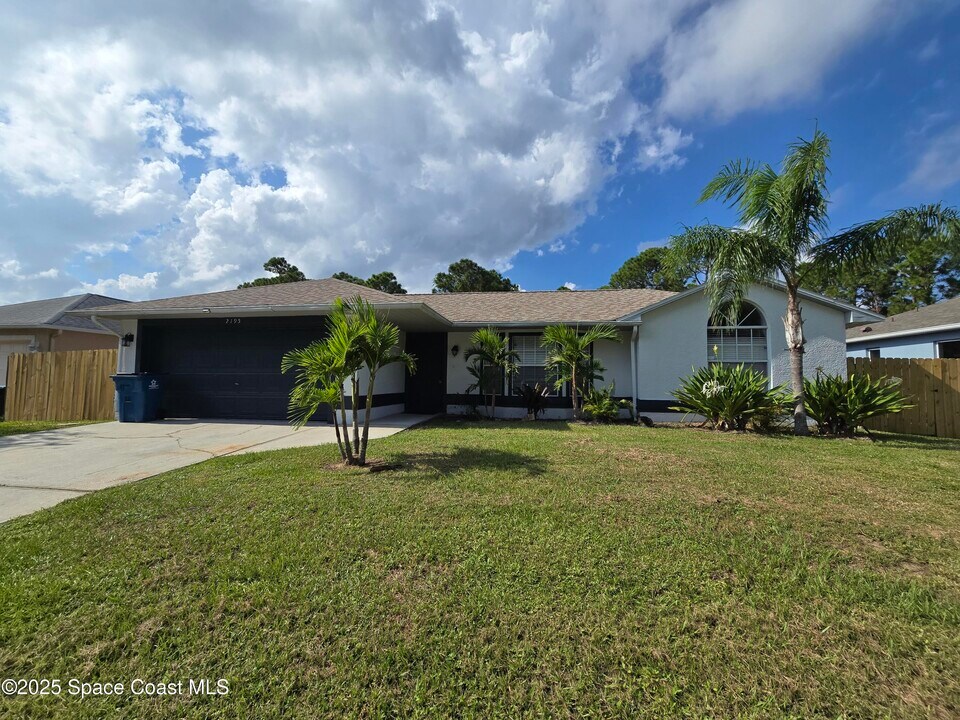 2195 Trillo Rd SE in Palm Bay, FL - Building Photo