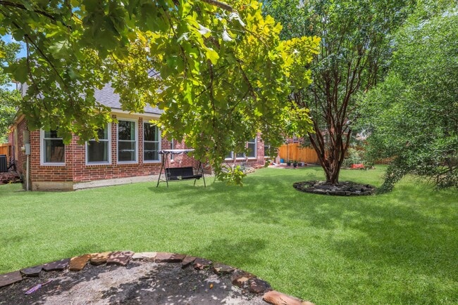 property at 27 E Artist Grove Cir