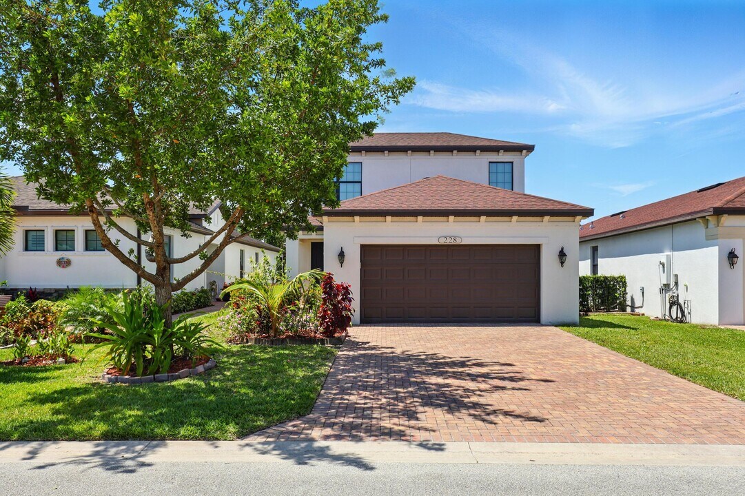 228 SE Via Visconti in Port St. Lucie, FL - Building Photo