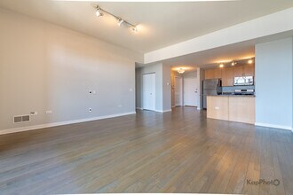 1935 S Archer Ave, Unit 314B in Chicago, IL - Foto de edificio - Building Photo