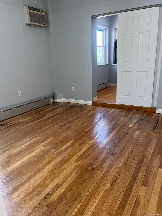 25-12 14th Pl-Unit -1 in Queens, NY - Foto de edificio - Building Photo