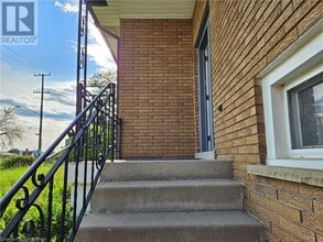 73 Mohawk Rd E in Hamilton, ON - Building Photo - Building Photo