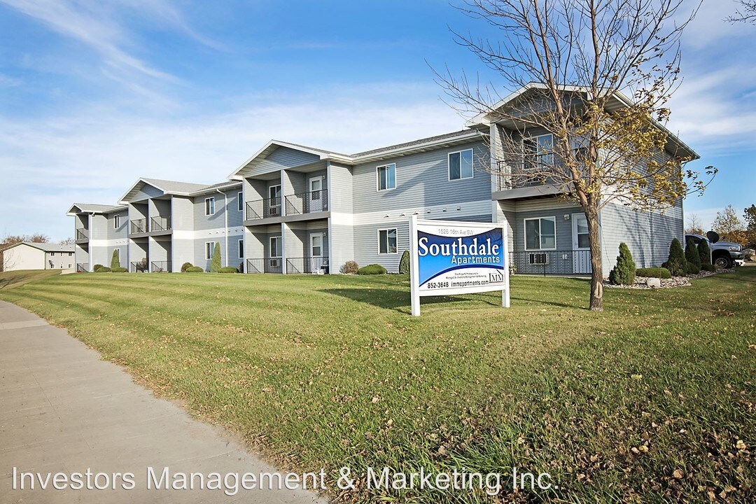 Southdale Apartments in Minot, ND - Building Photo