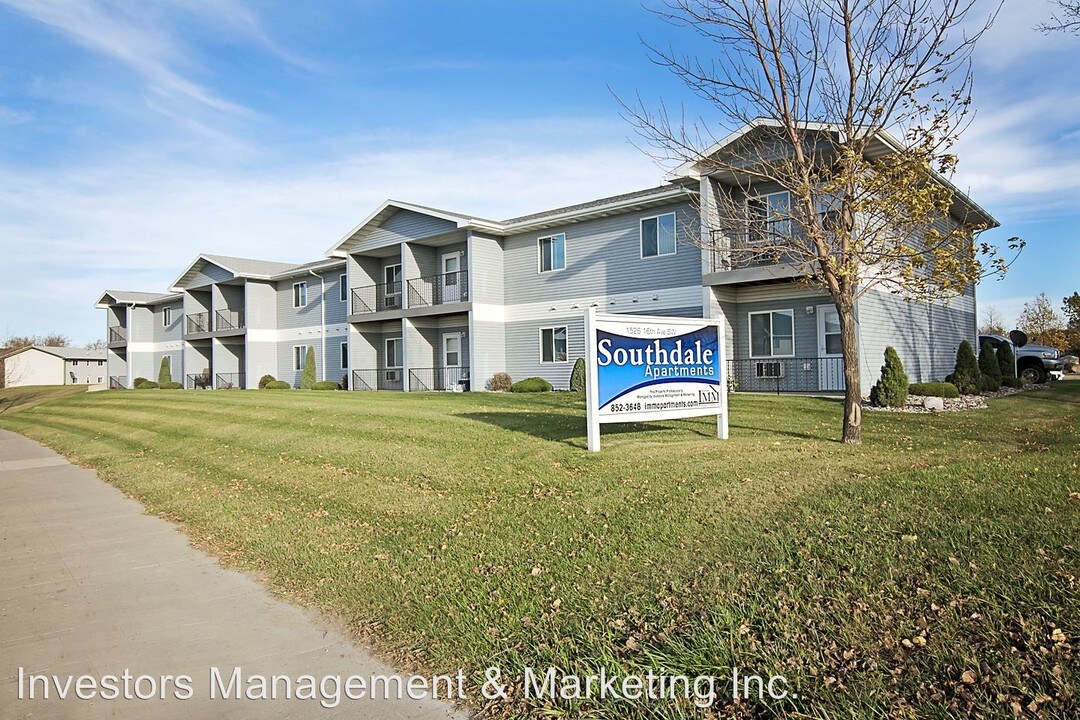 Southdale Apartments in Minot, ND - Foto de edificio