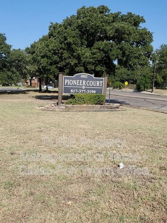 4004 W Pioneer Dr in Irving, TX - Foto de edificio