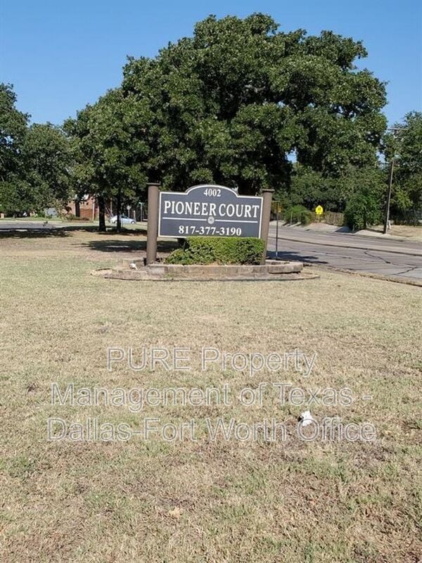 property at 4004 W Pioneer Dr