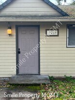 17265 SE Oatfield Rd in Milwaukie, OR - Building Photo