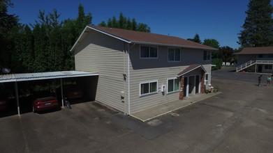 Meadow Creek Apartments in McMinnville, OR - Building Photo - Building Photo