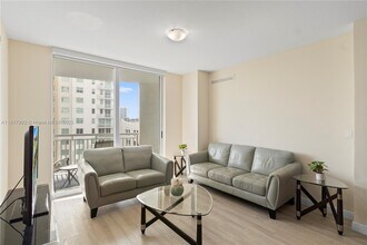 1745 E Hallandale Beach Blvd in Hallandale Beach, FL - Foto de edificio - Building Photo