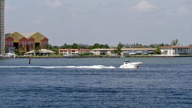 1025 Sugar Sands Blvd, Unit 360 in Riviera Beach, FL - Foto de edificio - Building Photo