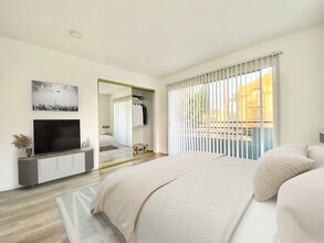 Electro Apartments - WSP 833 Berendo LLC in Los Angeles, CA - Building Photo - Interior Photo