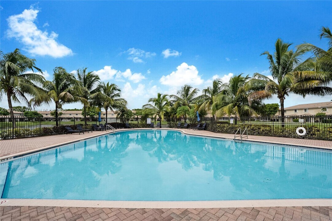 5901 Manchester Way in Tamarac, FL - Building Photo