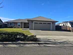 2706 Esther Ln in Grants Pass, OR - Building Photo - Building Photo