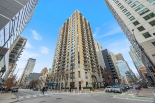 70 W Huron St in Chicago, IL - Building Photo