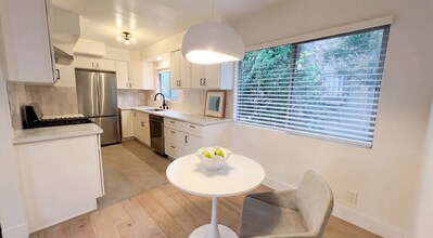 1011 Hilldale Ave, Unit 11 in West Hollywood, CA - Building Photo - Building Photo