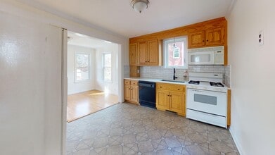 8 Haven St, Unit 8A in Medway, MA - Foto de edificio - Building Photo
