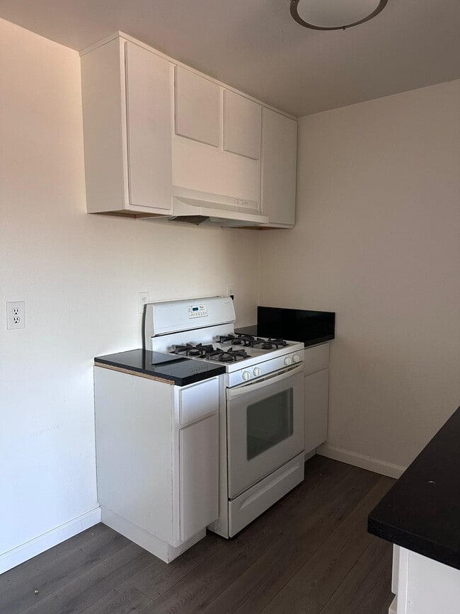 7501 Whitsett Ave, Unit One bedroom in Los Angeles, CA - Foto de edificio - Building Photo