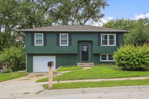 7118 S 33rd St in Bellevue, NE - Building Photo