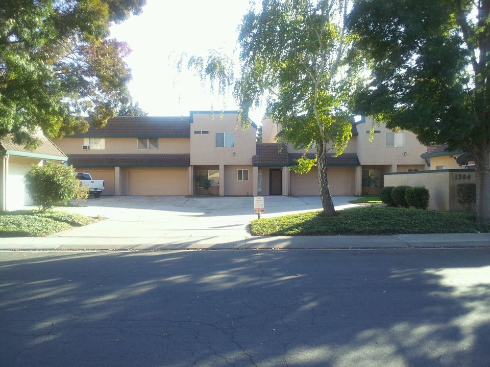 1304 Bywood Ln in Modesto, CA - Foto de edificio