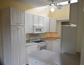 540 Heritage Vlg in Southbury, CT - Building Photo - Building Photo