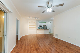 10121 Courtney Palms Blvd, Unit 203 in Tampa, FL - Building Photo - Building Photo