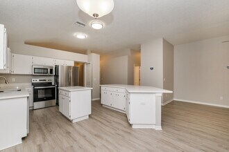 5660 Paddock Trail Dr in Tampa, FL - Building Photo - Building Photo