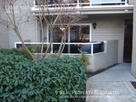 12037 100th Ave NE in Kirkland, WA - Building Photo