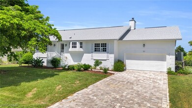 713 Durion Ct in Sanibel, FL - Building Photo - Building Photo