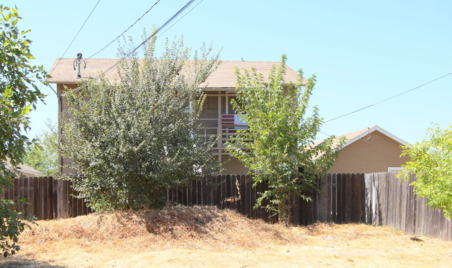 5 Apartment Units and 2 Storage Sheds in Marysville, CA - Foto de edificio - Building Photo