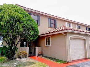 2531 W 60th Pl in Hialeah, FL - Foto de edificio - Building Photo
